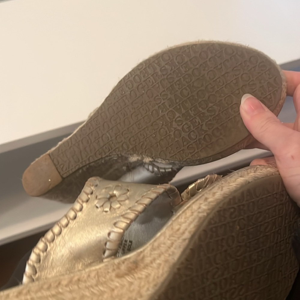 Platinum wedge-heeled Jack Rogers sandals - Picture 4 of 6